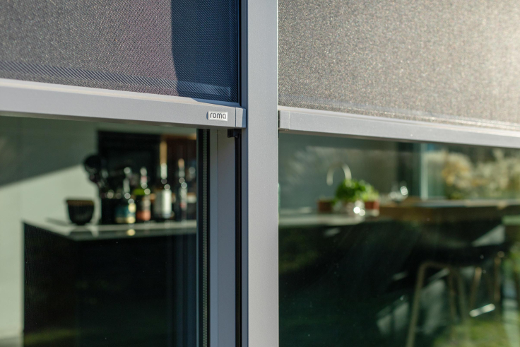 De subtiele onderlijst met Roma-logo hoort bij de F50 en draagt bij aan een elegante afwerking zonder afbreuk te doen aan het totaalbeeld.