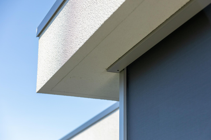 F50 kast slim weggewerkt onder het overstek Door de screenkast van de F50 onder het dakoverstek te integreren, blijft de gevel strak en onaangetast. Geen techniek in het zicht – wél comfort.